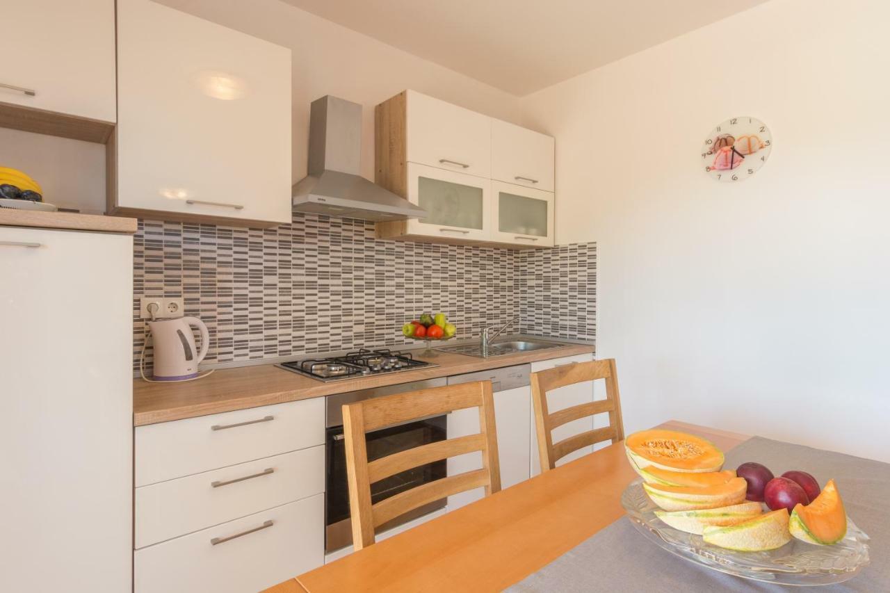 Apartments Lotus Sukošan Buitenkant foto
